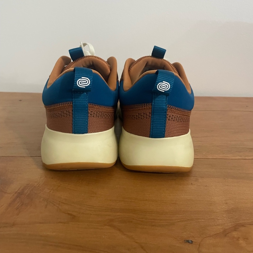 While On Earth Move Athletic Sneakers - Picture 4 of 10
